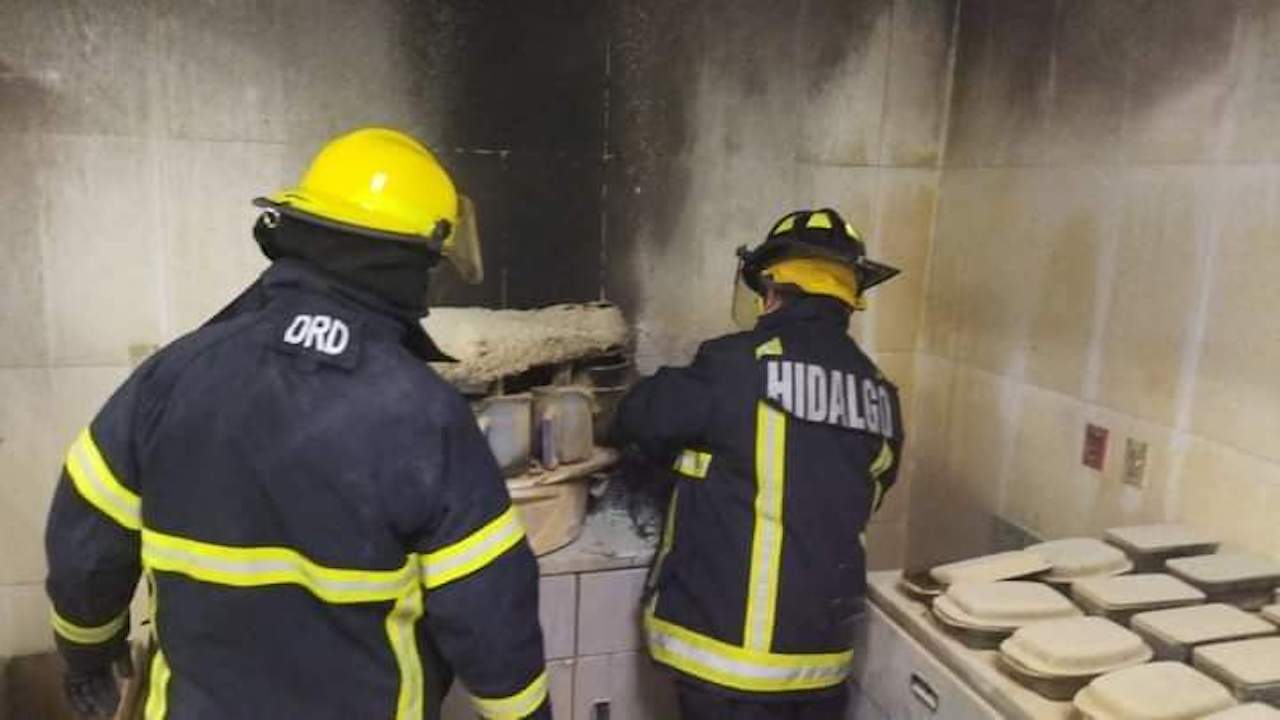 Incendio moviliza bomberos a clínica del IMSS en Pachuca, Hidalgo