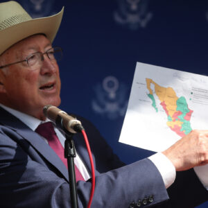 ‘La inseguridad en México enfría inversiones de EU y otros países’: Ken Salazar