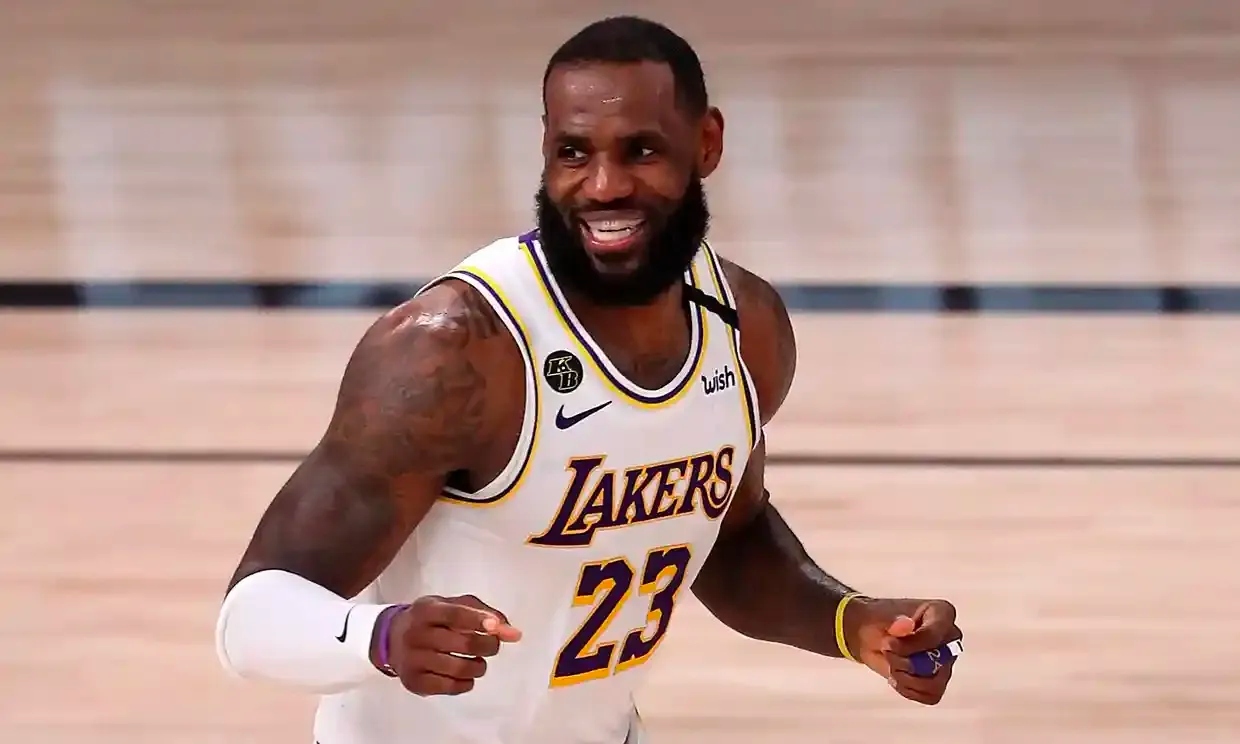LeBron James firma contrato con los Lakers por 97.1 millones de dólares