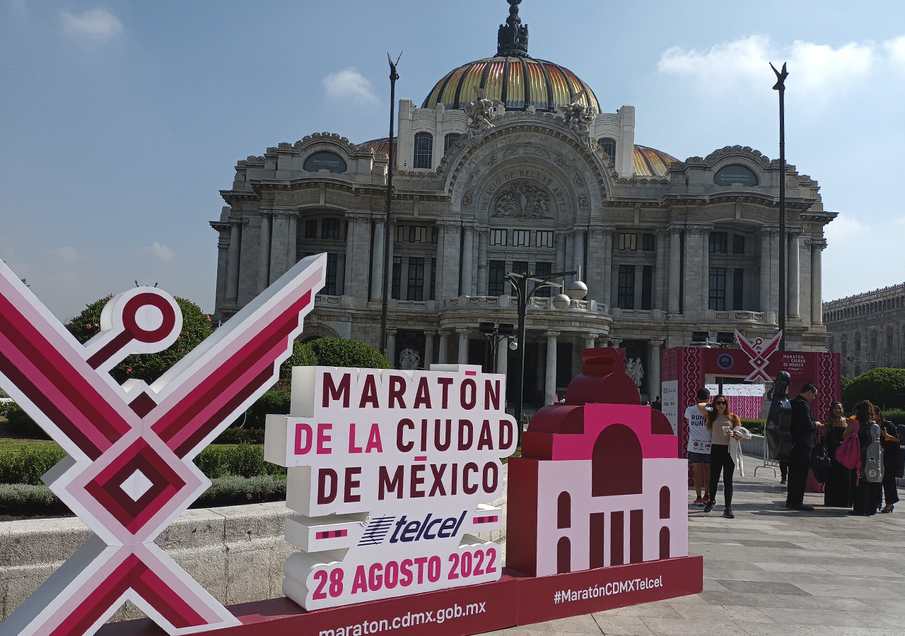 El palacio de Bellas Artes inspira la nueva medalla del maratón de la CDMX