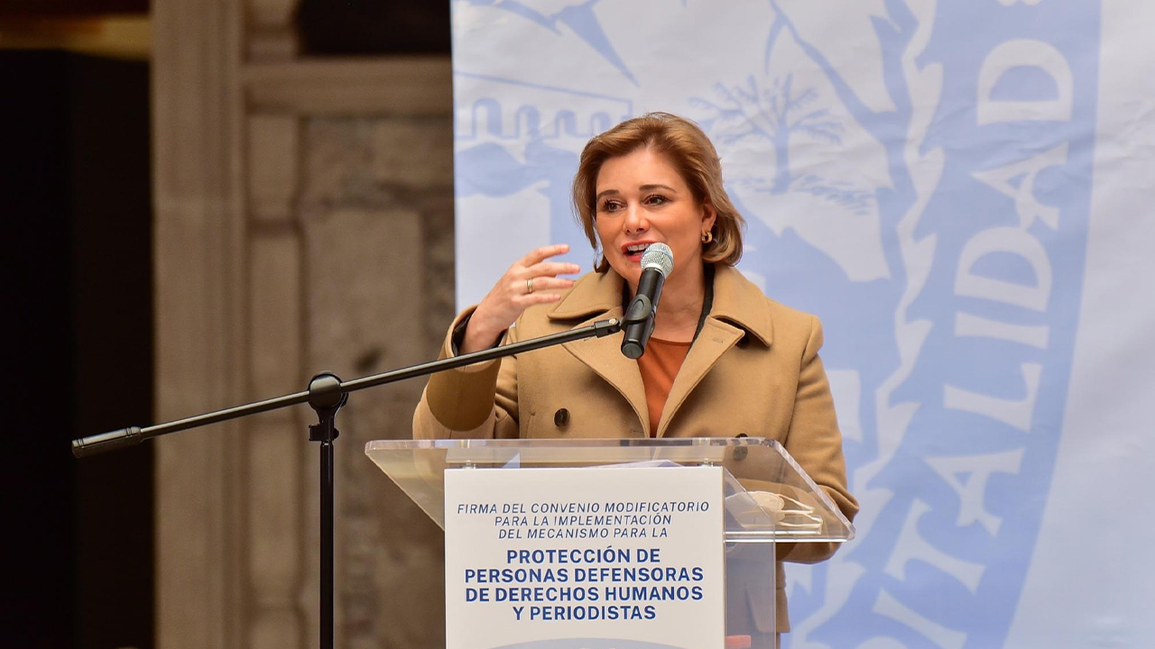 Maru Campos, gobernadora de Chihuahua, se somete a operación
