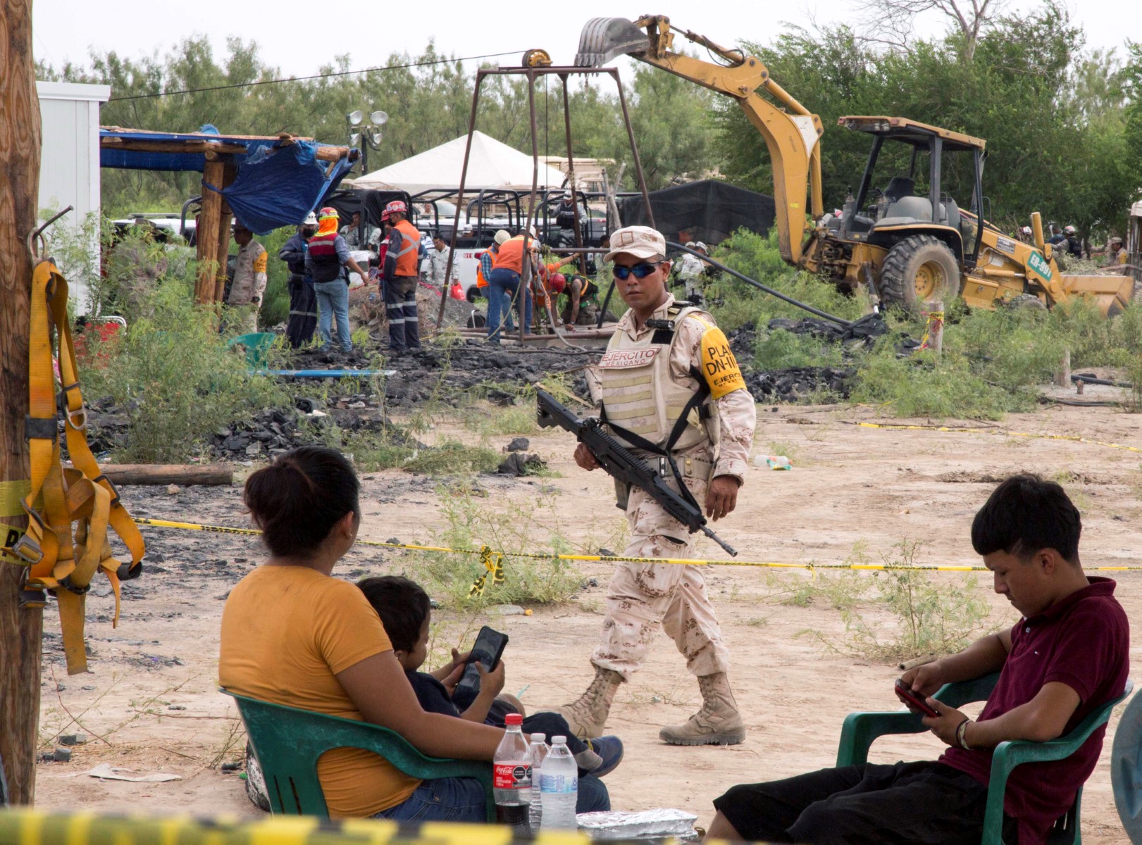 Familiares de 10 mineros atrapados en pozo de Sabinas mantienen la esperanza