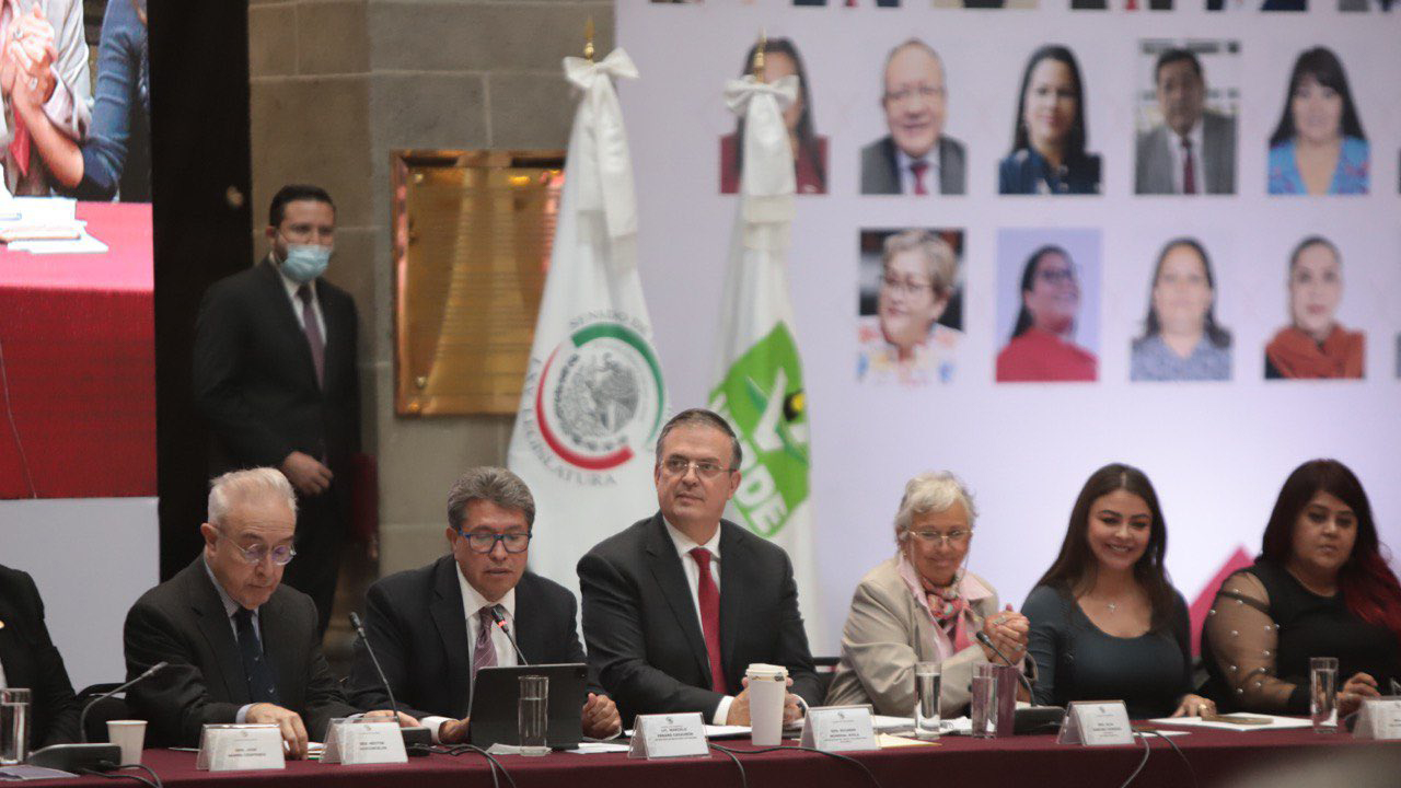 ‘Nunca ha habido división’: Ebrard y Monreal en plenaria de Morena