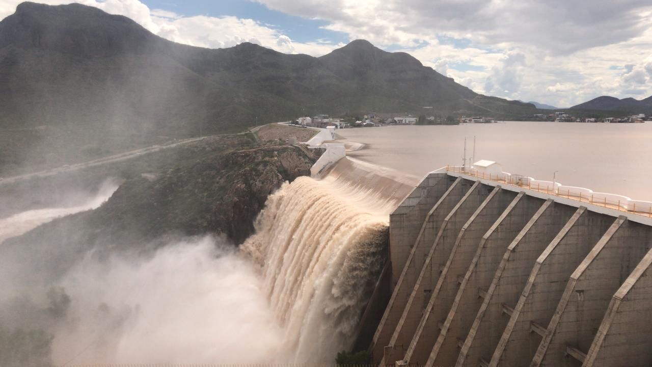 La presa Las Vírgenes supera almacenamiento y vierte agua en en río San Pedro de Chihuahua