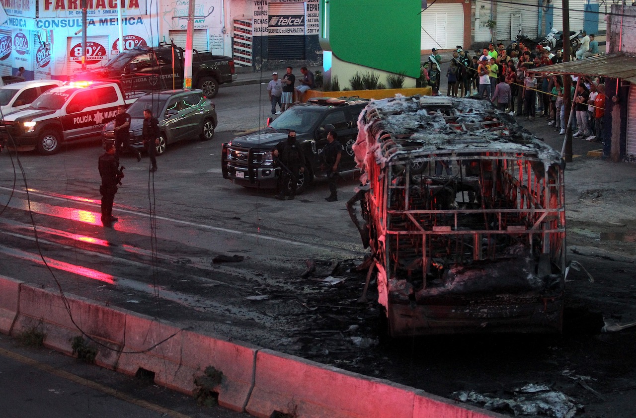 Reunión de jefes del narco desata quemas, balaceras y bloqueos en Jalisco y Guanajuato