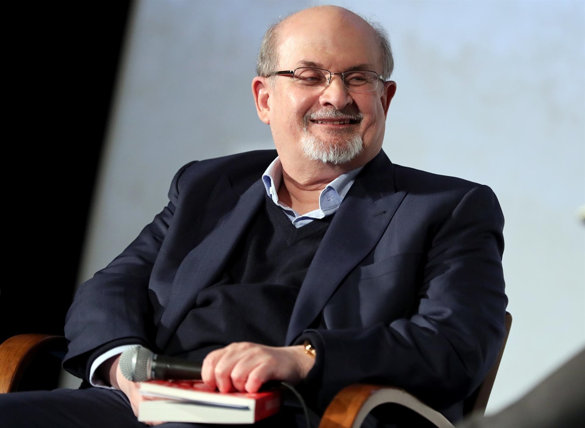 El escritor Salman Rushdie sigue ‘en estado crítico’, pero sin respirador