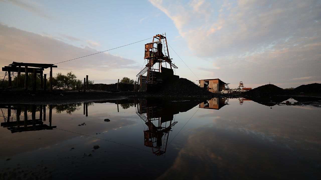 Seis minas inundadas rodean a la que tiene atrapados a los trabajadores en Coahuila