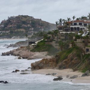 ‘Howard’ cobra fuerza y se convierte en huracán cerca de Baja California Sur
