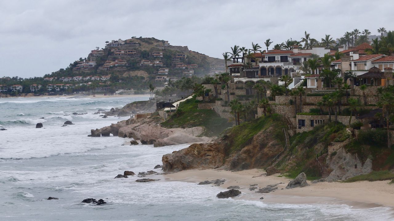 ‘Howard’ cobra fuerza y se convierte en huracán cerca de Baja California Sur