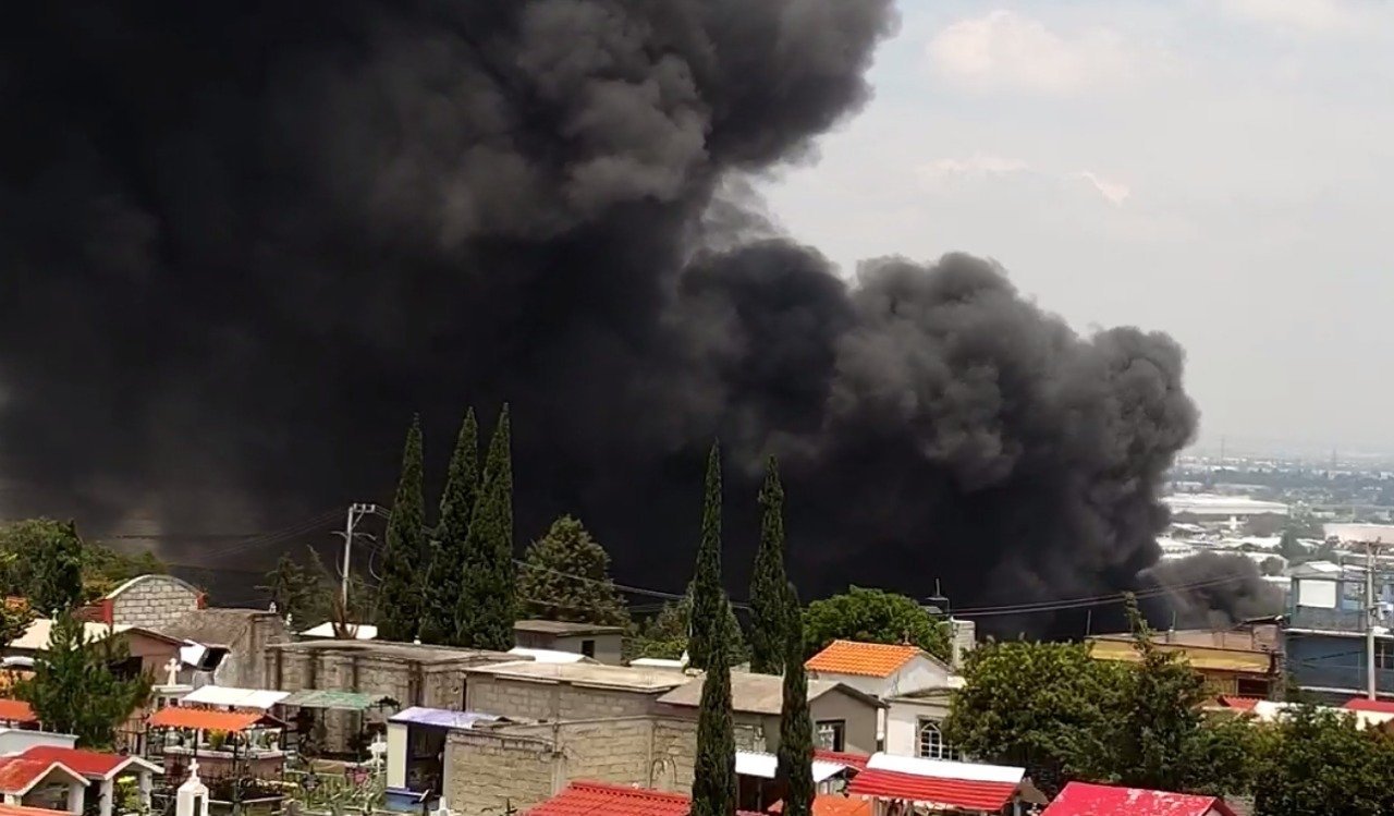 Incendio de fábrica moviliza a bomberos en Tultitlán, Edomex