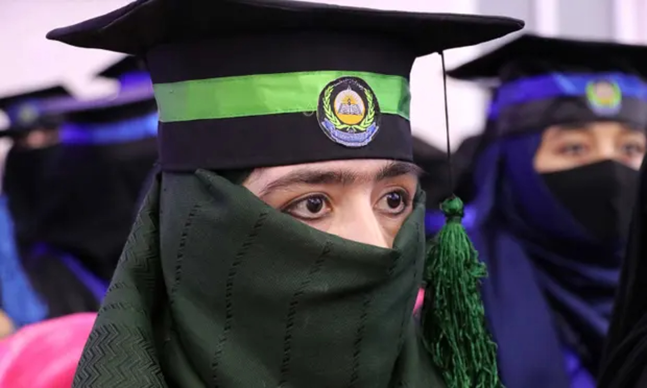 Los talibanes amenazan con prohibir de facto el acceso a la universidad a las afganas