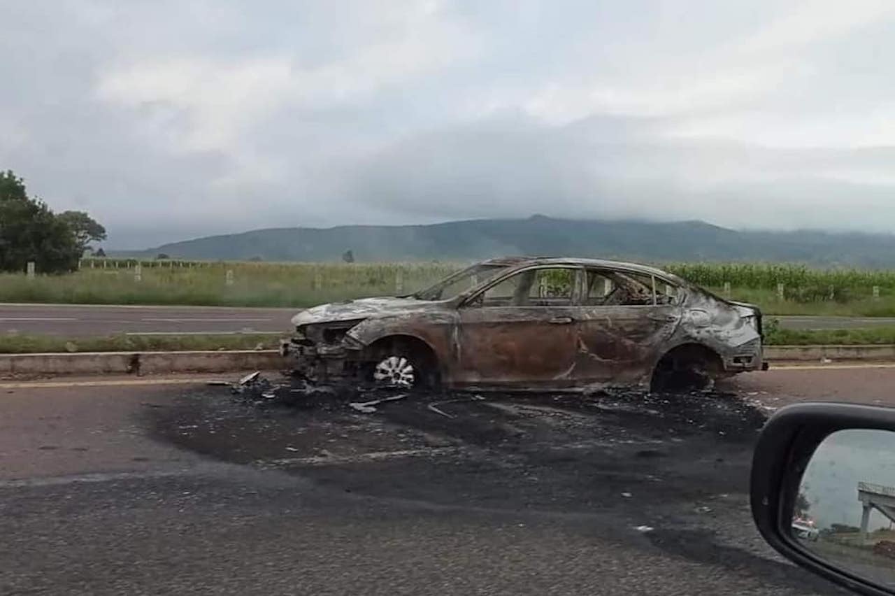Alcaldes de Paraíso y Sombrerete piden no usar carreteras de Zacatecas por quema de vehículos
