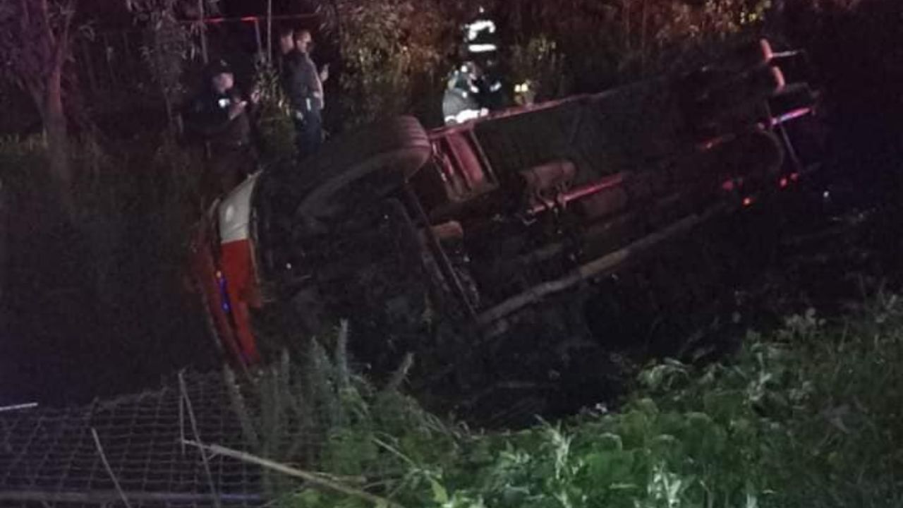 Camión de pasajeros vuelca en la carretera Tláhuac-Chalco y deja 9 heridos