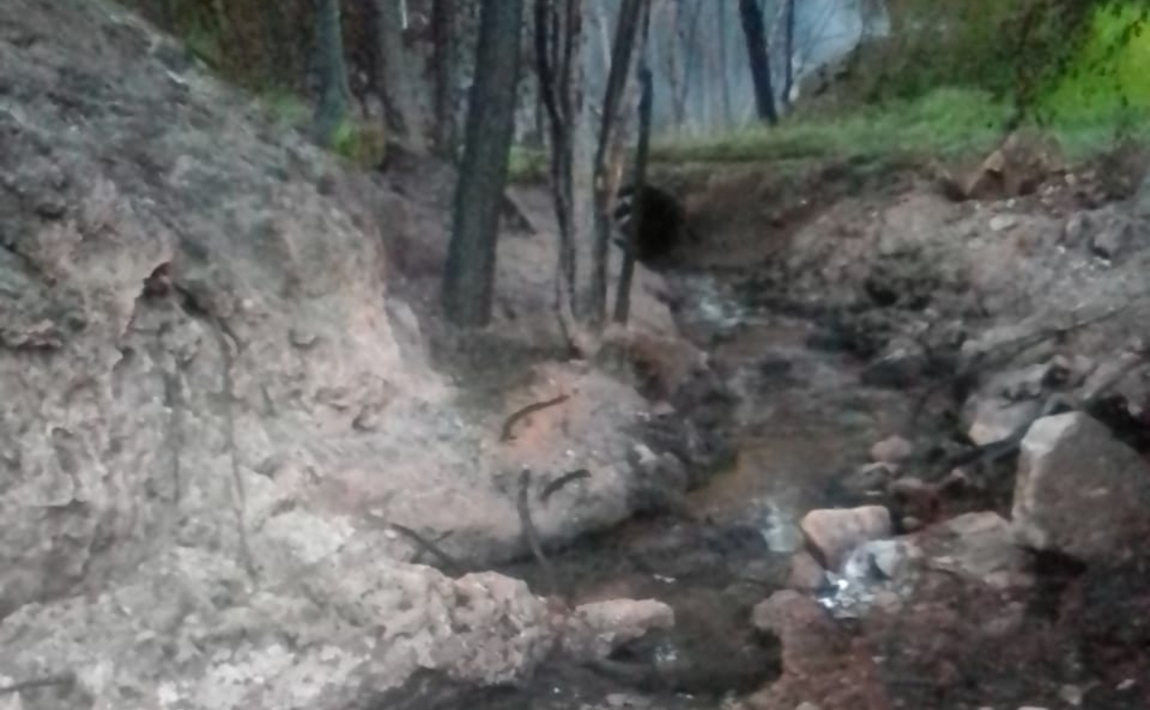 Volcadura de pipa con combustible provoca incendio y contamina río en Hidalgo