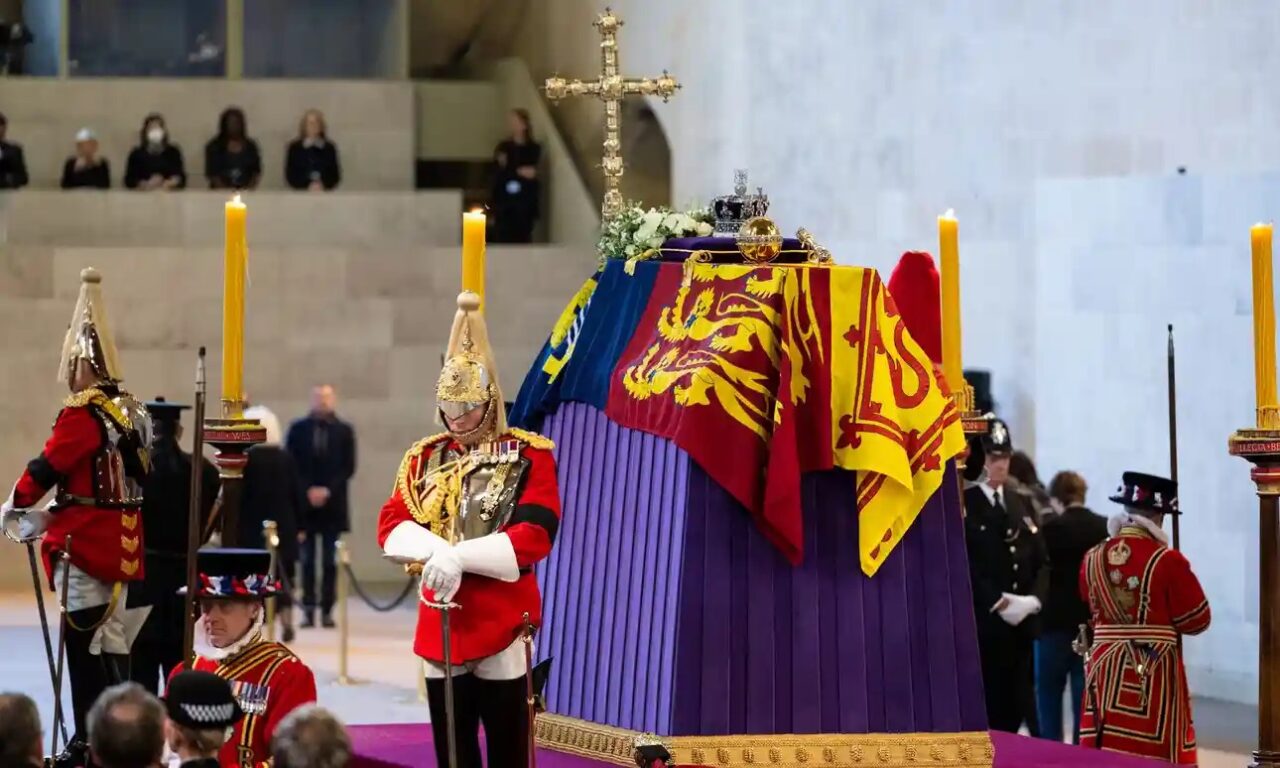 El hombre que pareció agarrar la bandera del ataúd de la reina Isabel II no creía que estuviera muerta