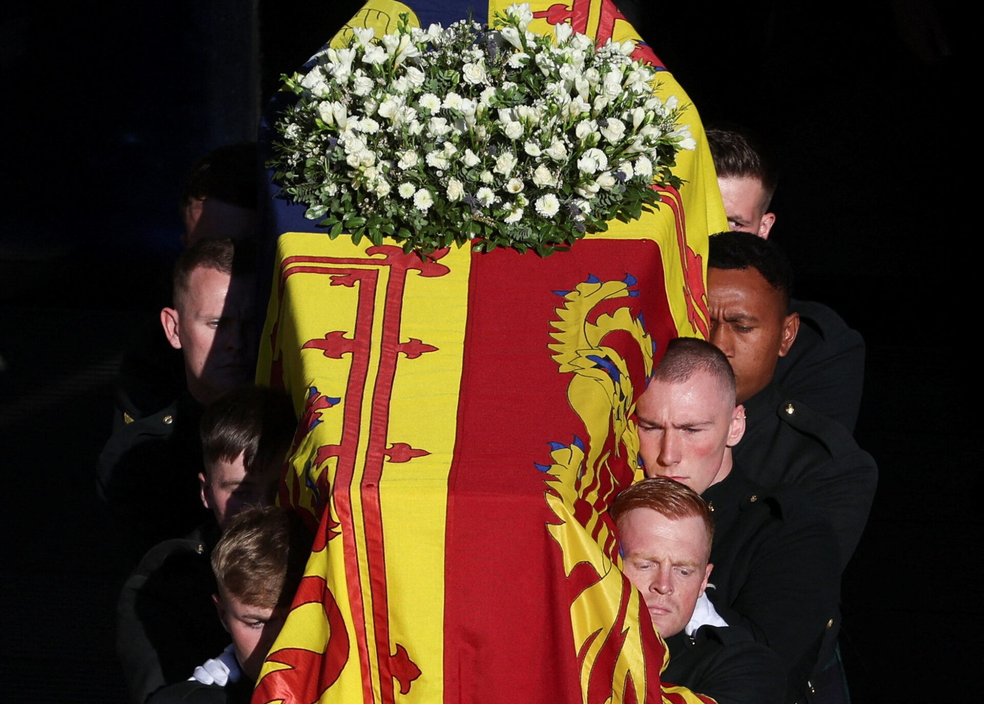 El ataúd con los restos mortales de Isabel II viaja a Londres