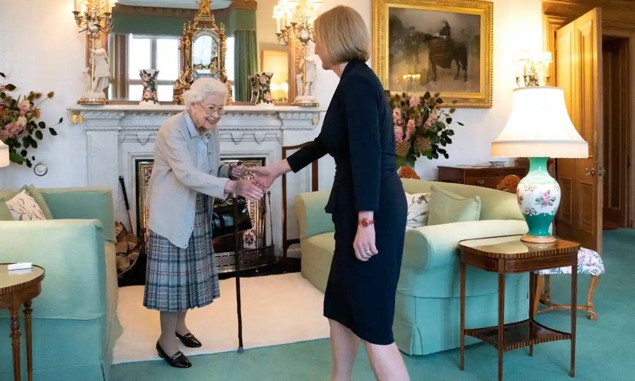 Liz Truss se convierte en primera ministra de Reino Unido tras reunirse con la reina Isabel II