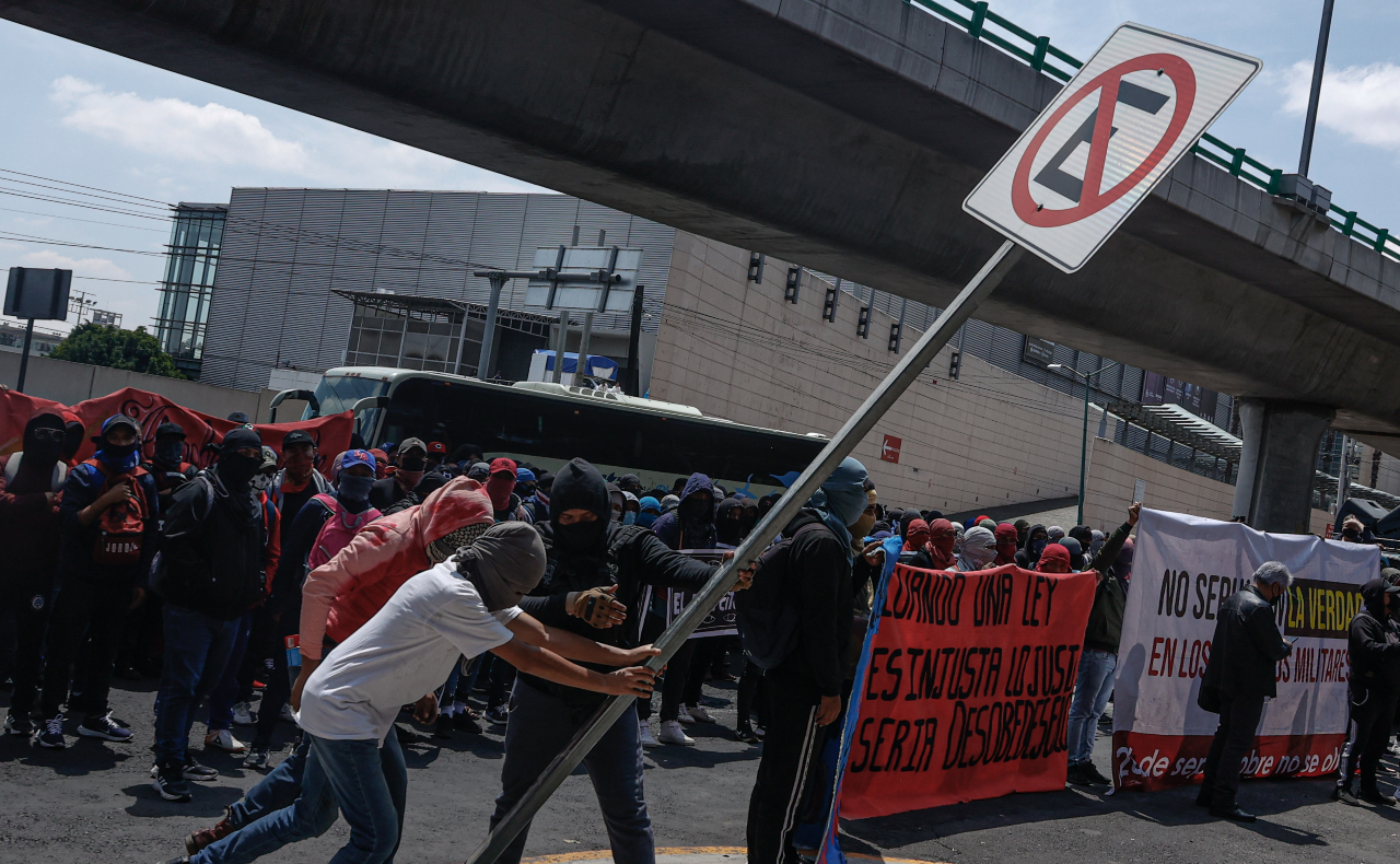 ‘Fue el Estado’: normalistas protestan frente al Campo Militar por el caso Ayotzinapa