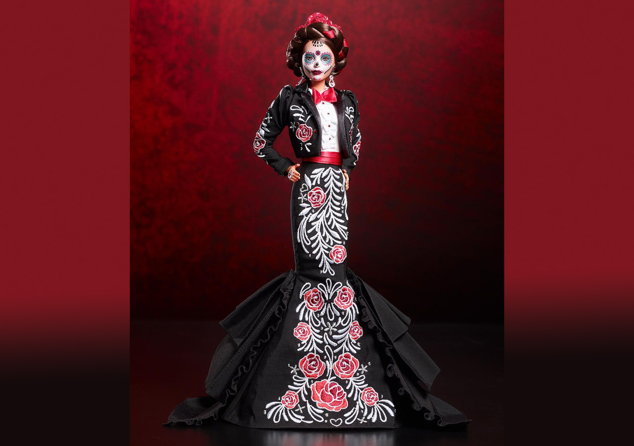 Benito Santos, diseñador que creó vestidos para Angélica Rivera, viste a Barbie