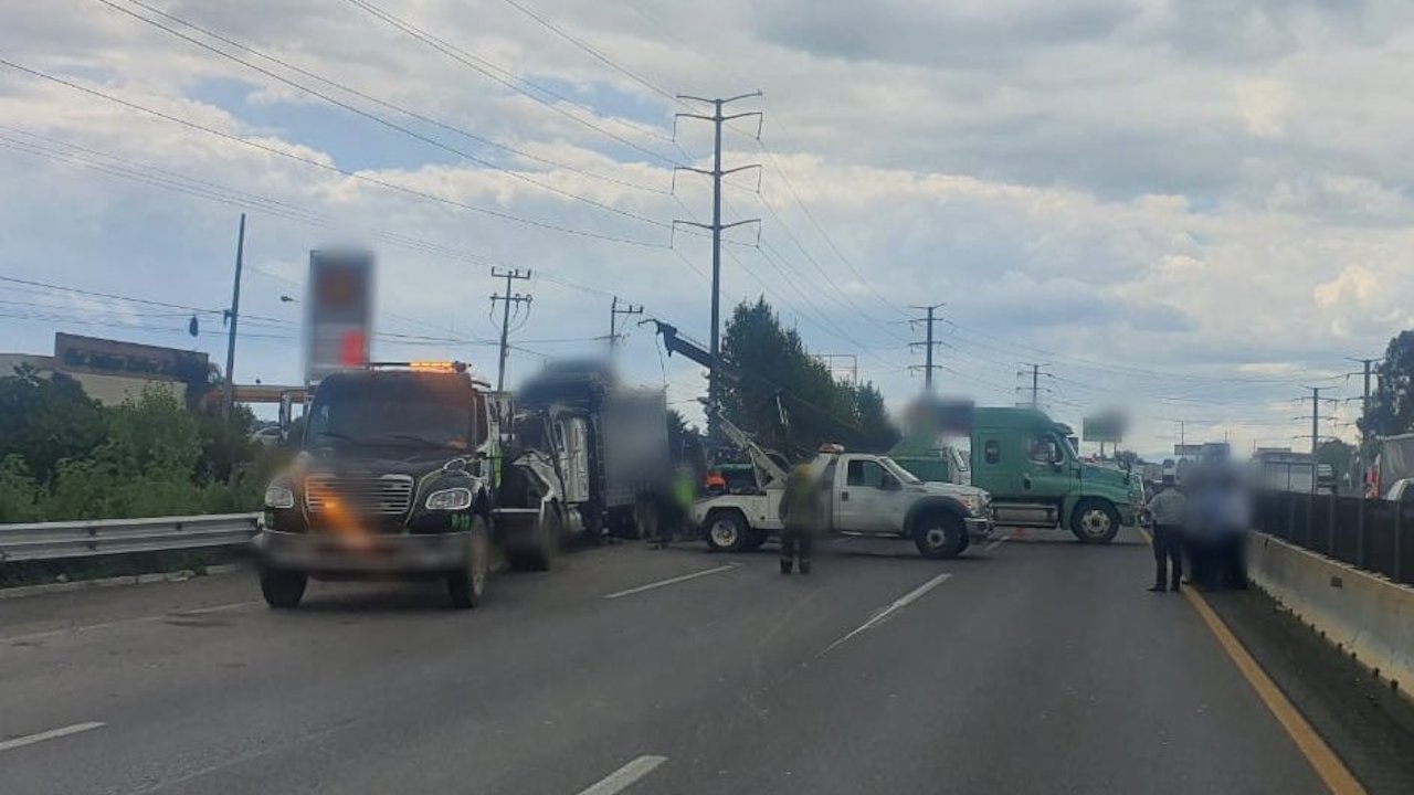Tráiler que transportaba autos se accidenta en la México-Puebla