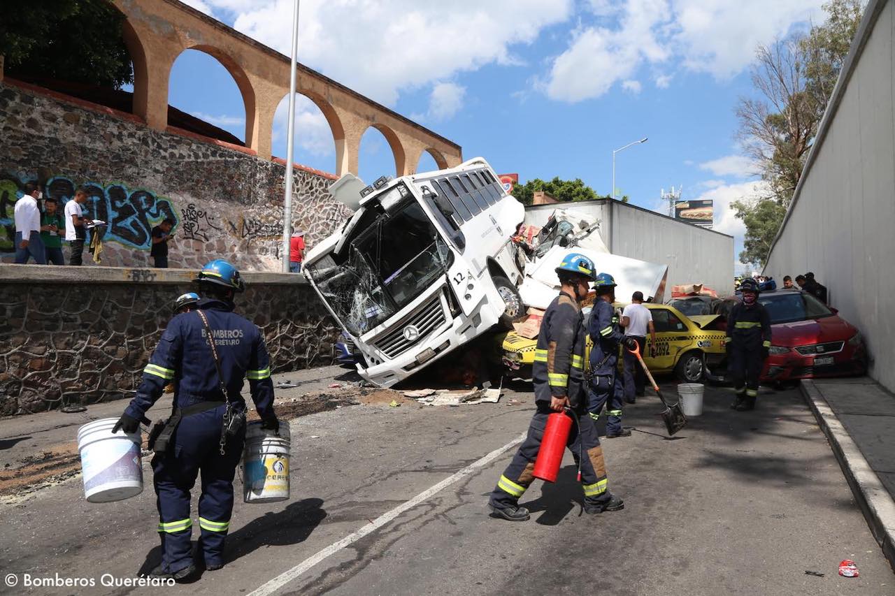 Tráiler pierde el control y arrolla a 22 vehículos en la México-Querétaro