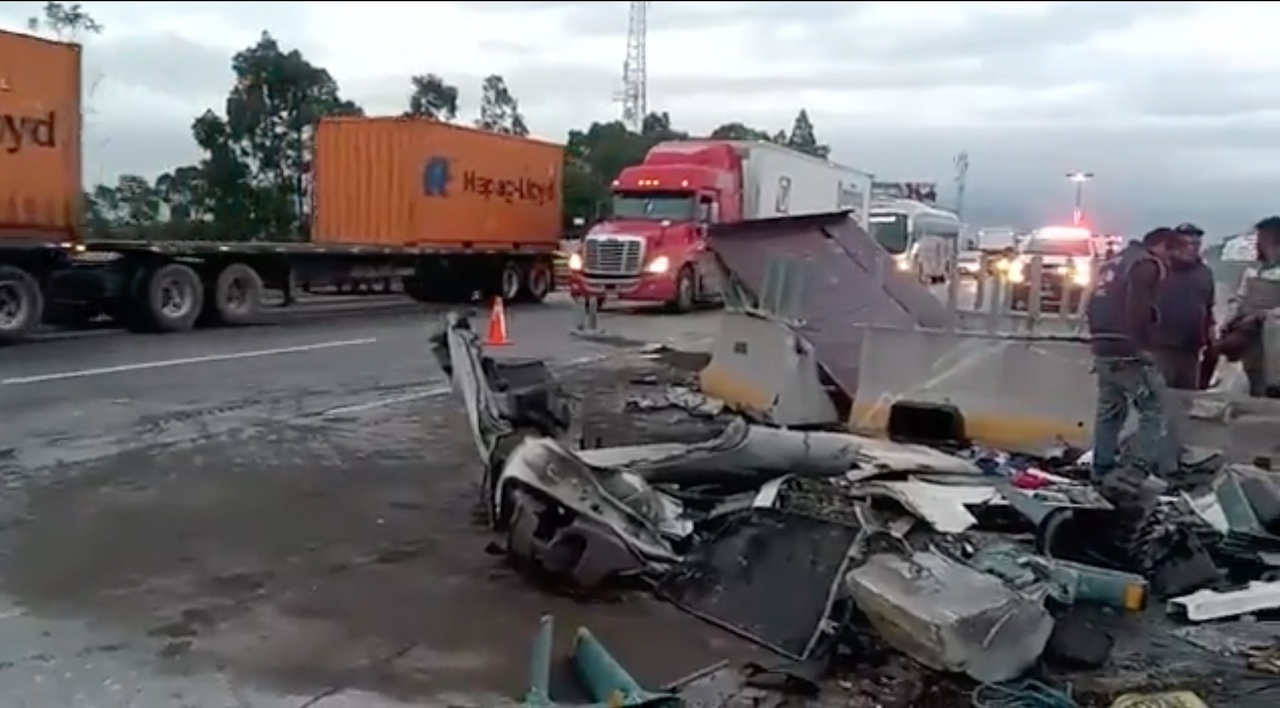 Volcadura de tráiler provoca carambola en la autopista México-Puebla
