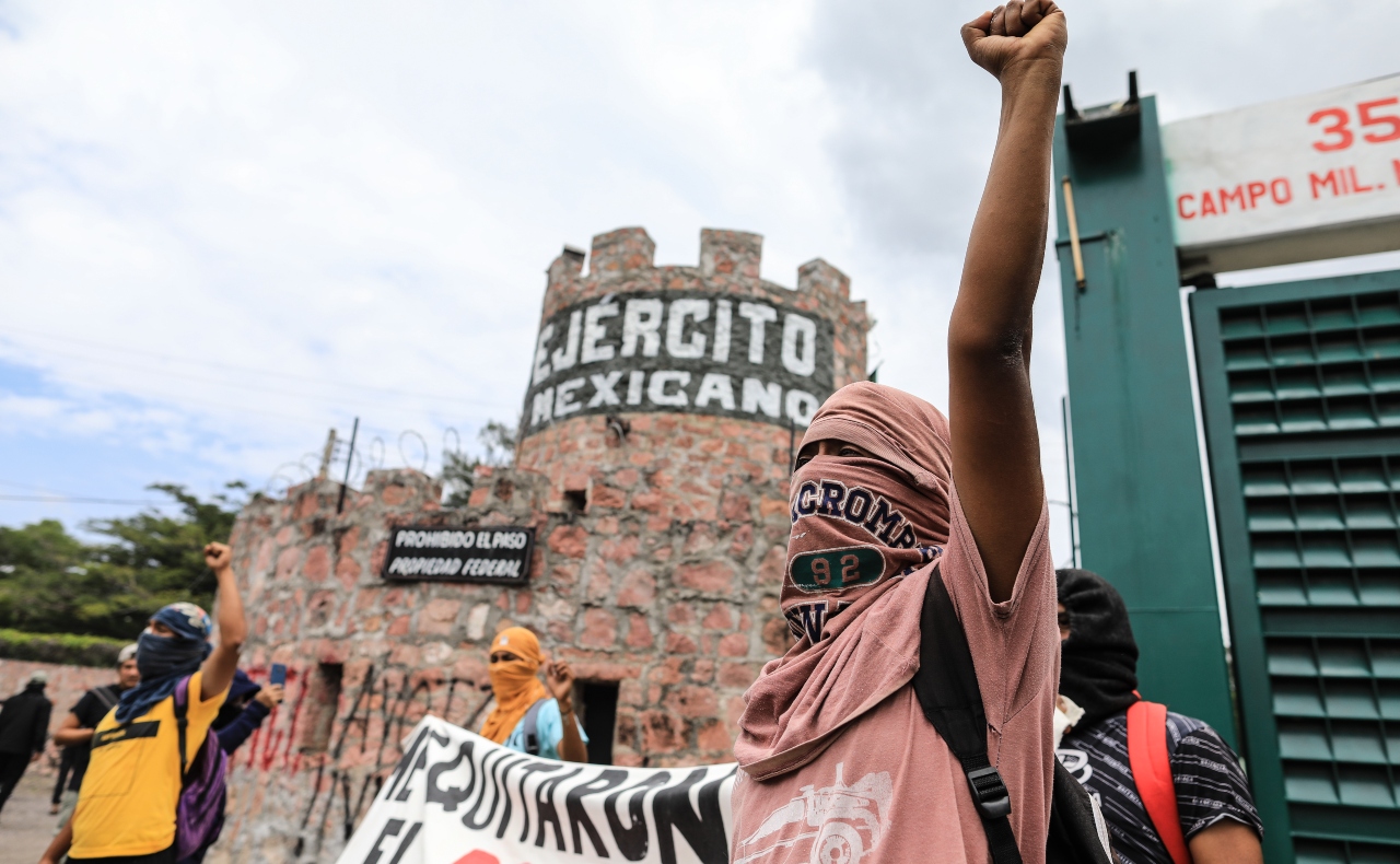 Normalistas de Ayotzinapa protestan en zona militar de Chilpancingo