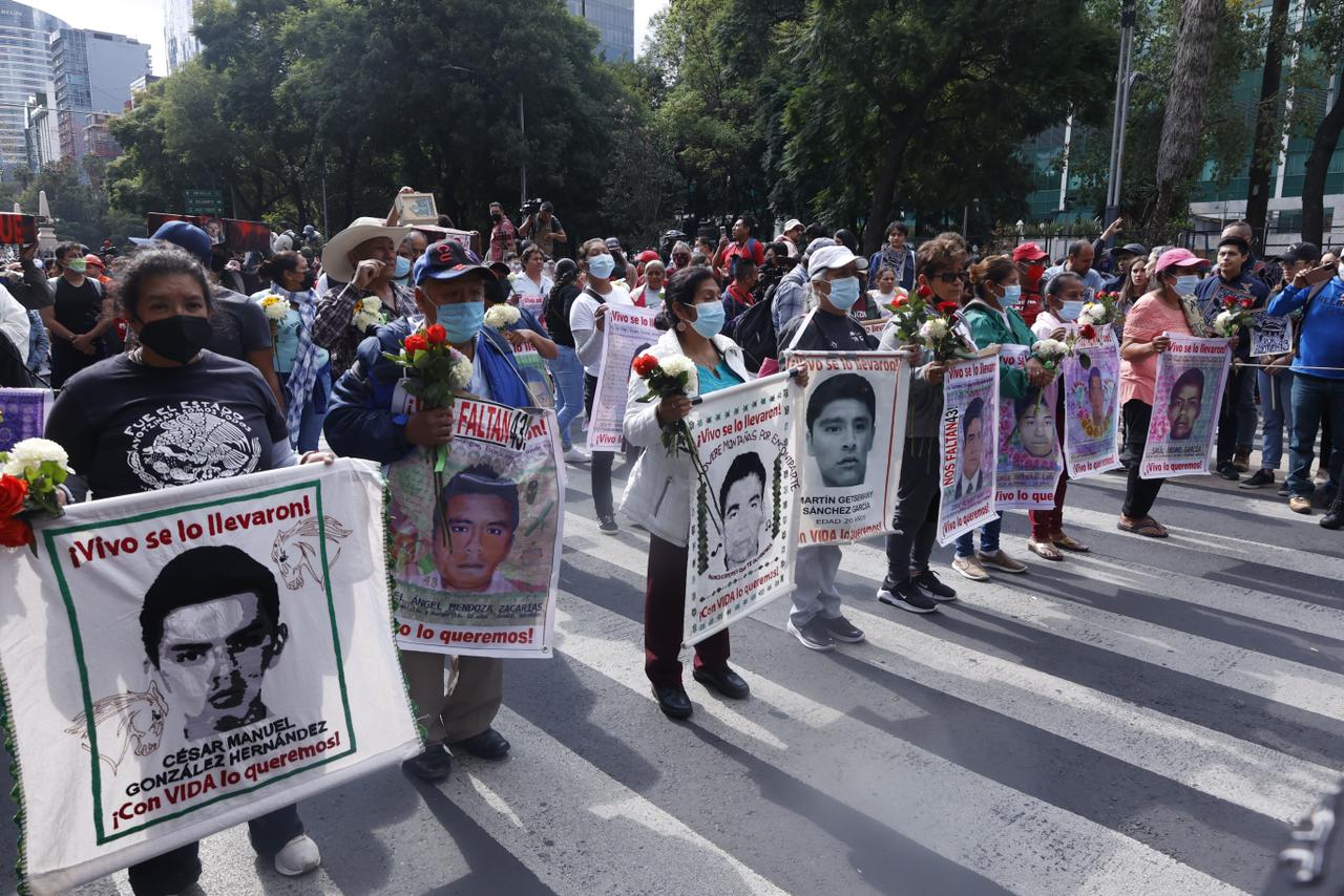Ayotzinapa: Marchan a 8 años de la desaparición de los 43 normalistas