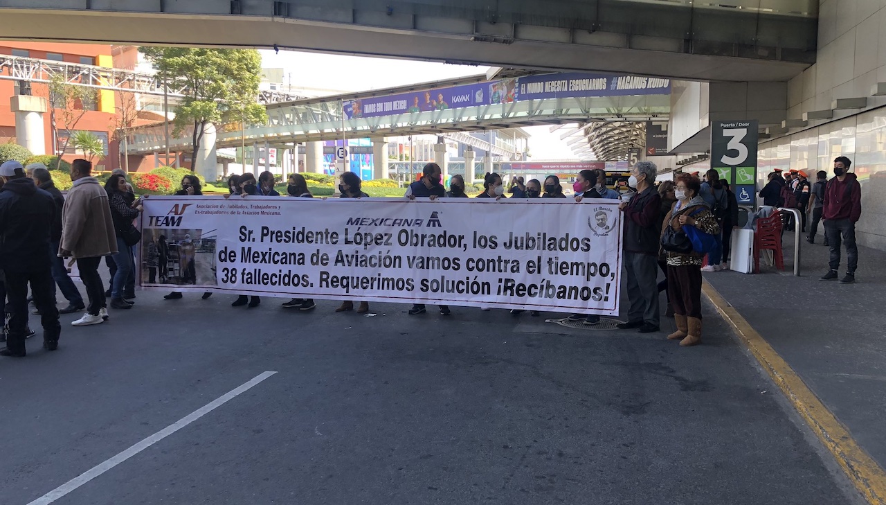 Jubilados de Mexicana piden ser atendidos por AMLO, con bloqueo en el aeropuerto de CDMX