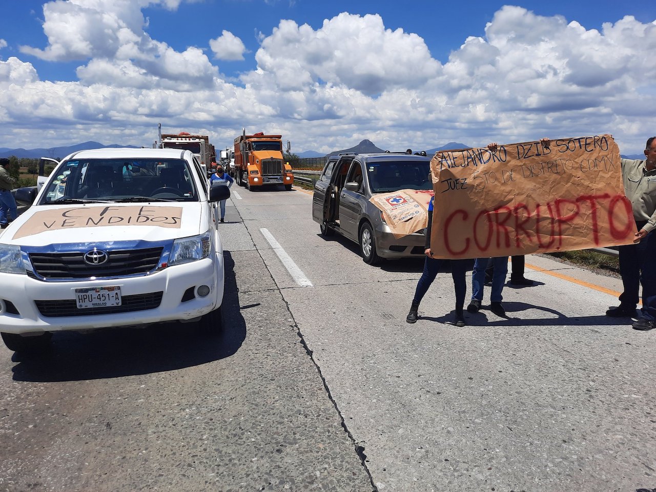 Cooperativistas de Cruz Azul cierran el Arco Norte en  Atitalaquia, Hidalgo