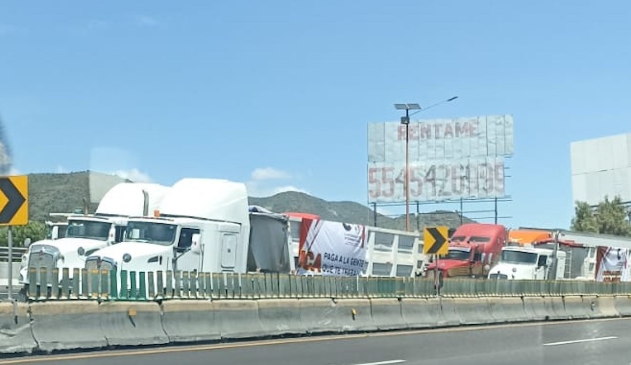 Transportistas que exigen pagos a ICA bloquean la autopista México-Pachuca