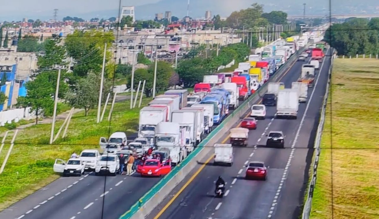 Camioneros protestan contra ICA con bloqueo en el Circuito Exterior Mexiquense