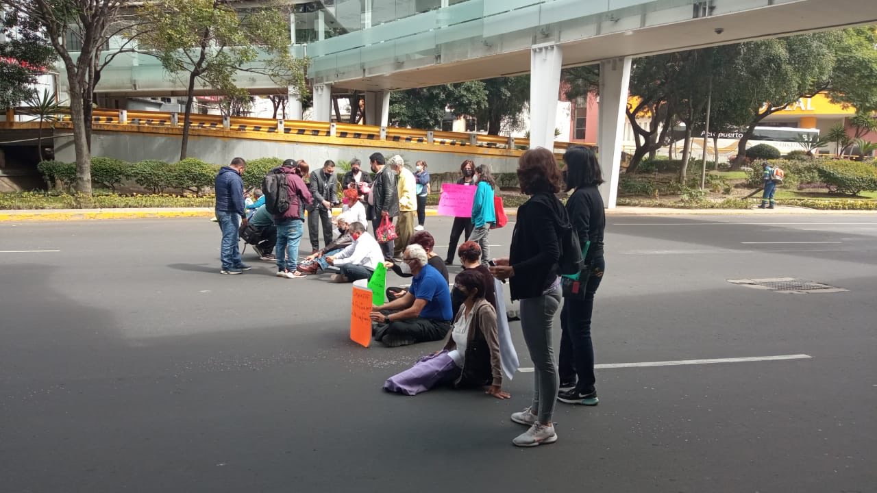 Extrabajadores de Mexicana retiran bloqueo en el acceso a la T1 del aeropuerto de CDMX