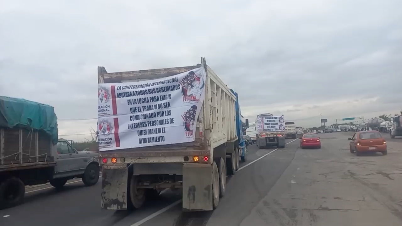 México-Querétaro: Transportistas bloquean la vialidad por exigencia de pagos