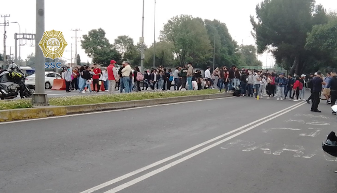 Estudiantes del ESCA bloquean Periférico Sur y exigen más presupuesto para el IPN