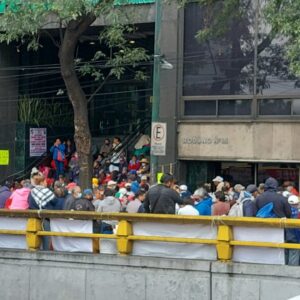 Manifestantes protestan frente a edificio de la CFE en la CDMX