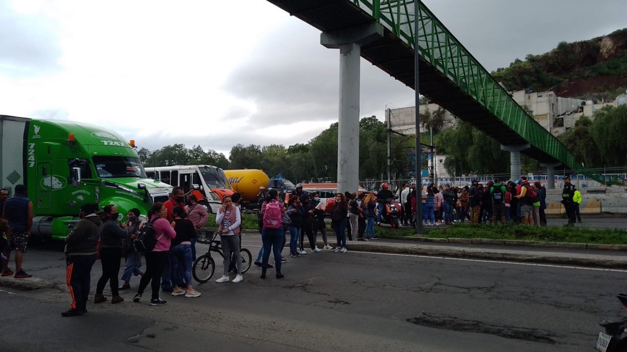 Cierre en la Zaragoza: Padres exigen revisión a primaria y bloquean vialidad a CDMX