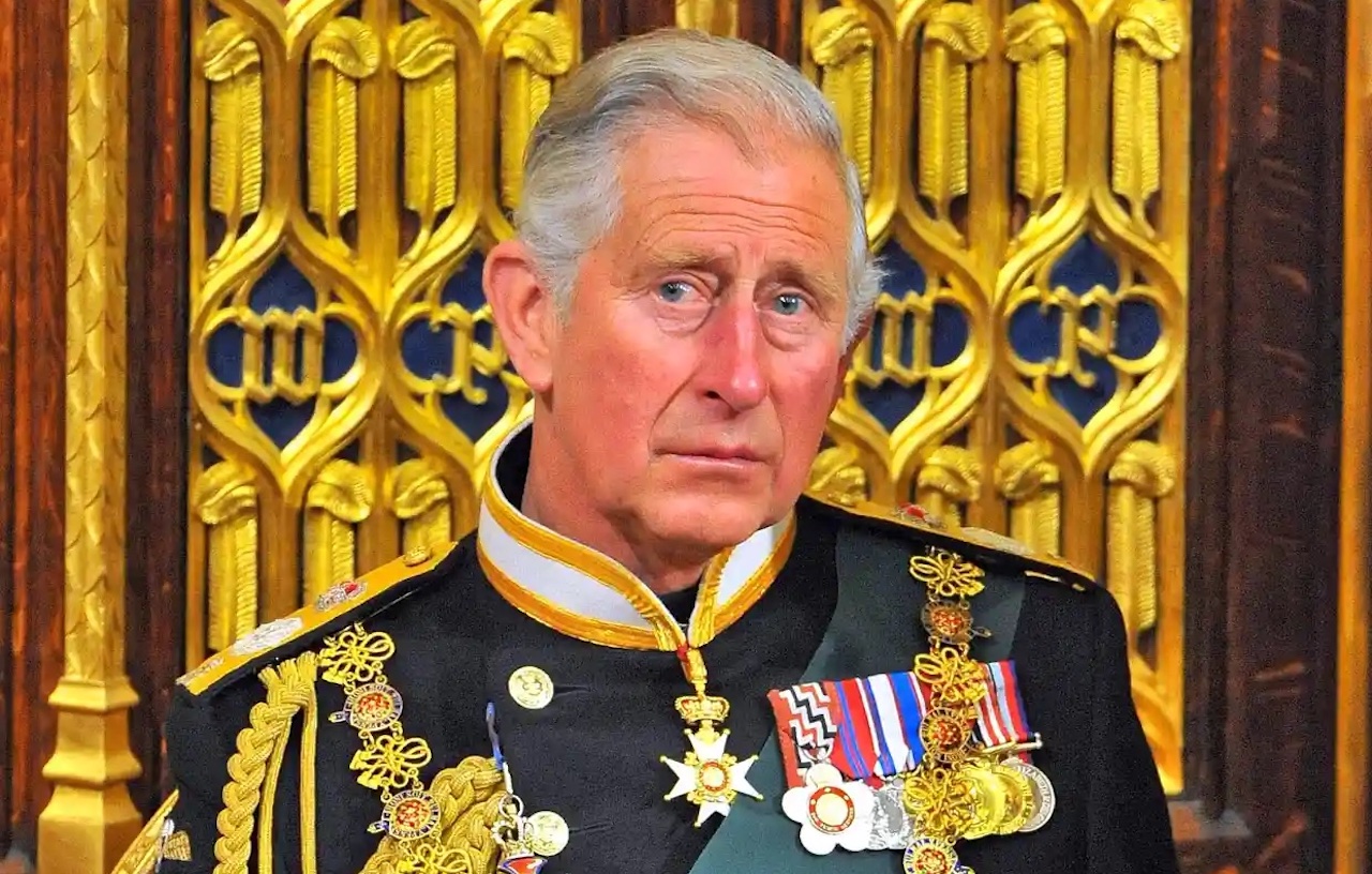 Carlos ya es rey, pero la coronación puede tardar algunos meses