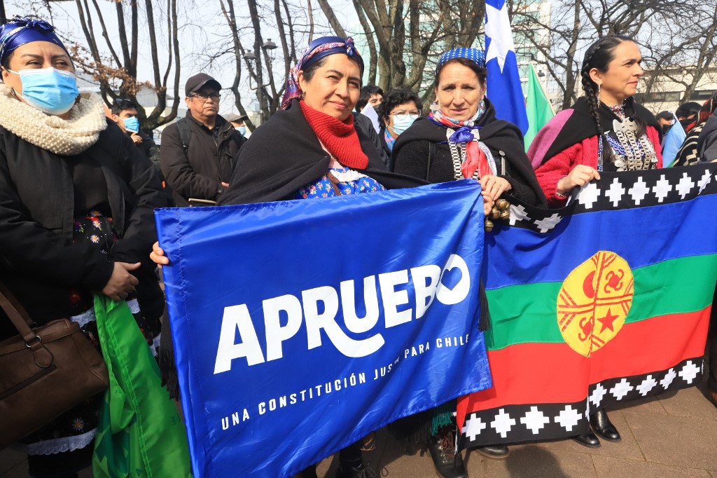 Chile votará por nueva Constitución que propone autonomía política y financiera a indígenas