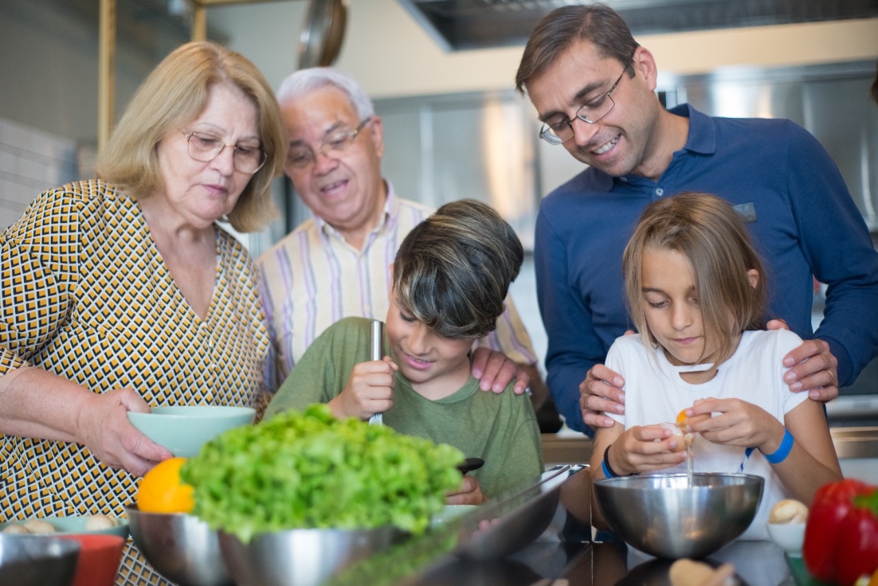Que tus hijos ayuden a cocinar, los beneficios son inmensos