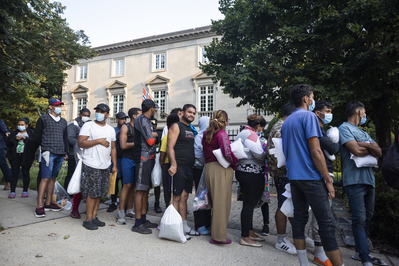 El gobernador de Texas envía migrantes en autobuses a la casa de Kamala Harris