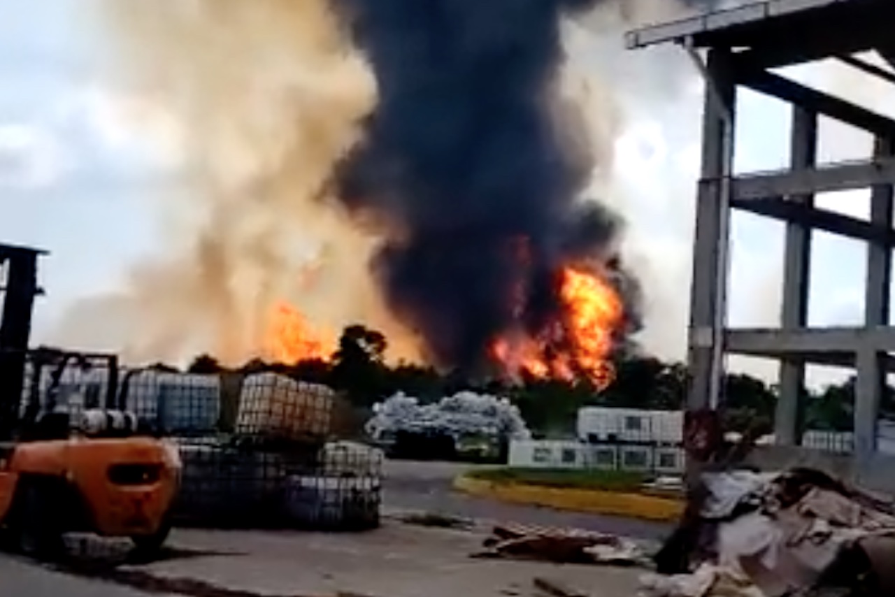 Reportan incendio en un ducto de gas en planta de Pemex en Huimanguillo, Tabasco