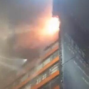 Incendio en el edificio ‘Canadá’ consume 2 departamentos y desaloja a 150 personas