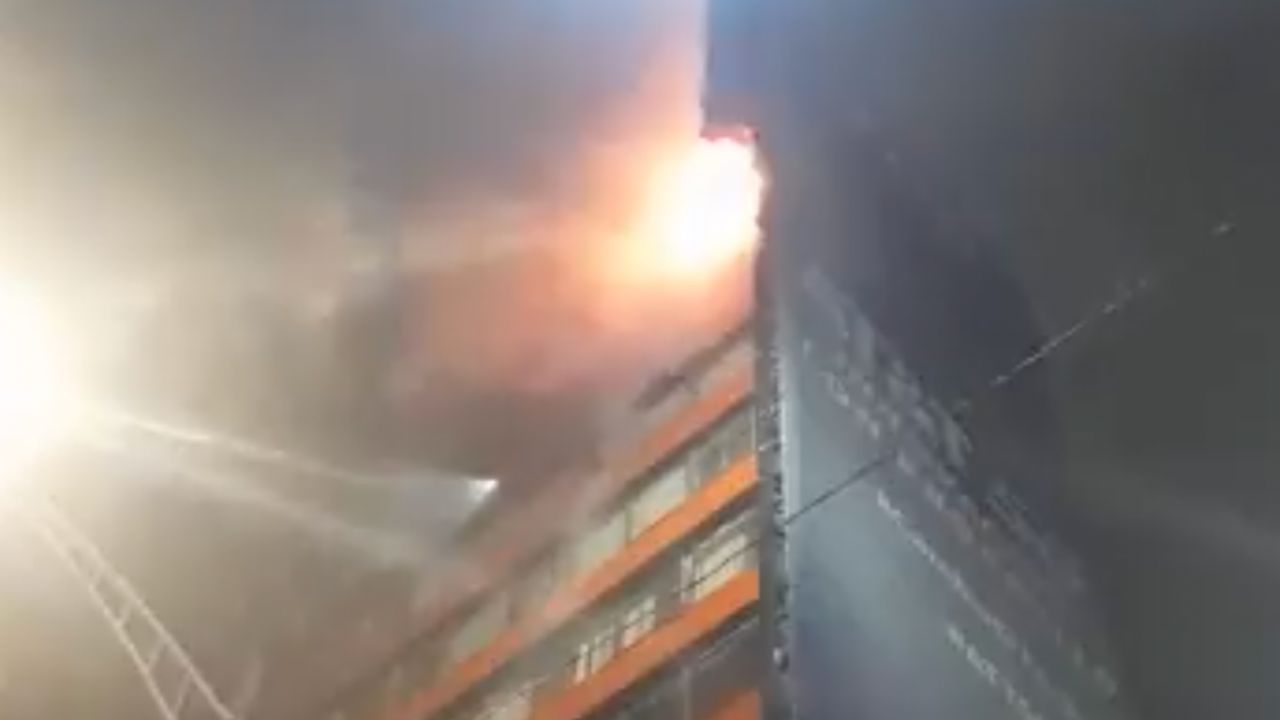 Incendio en el edificio ‘Canadá’ consume 2 departamentos y desaloja a 150 personas