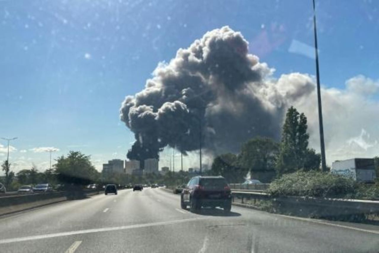 Incendio consume el Mercado Internacional de Rungis, cerca de París