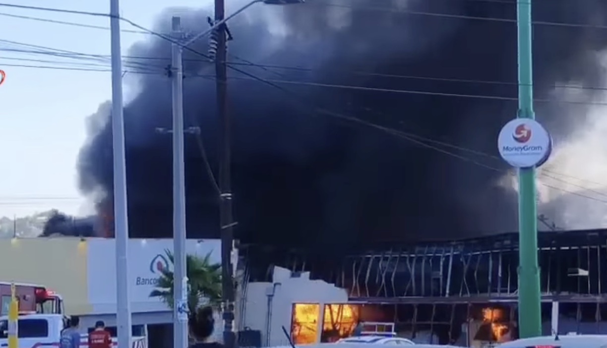 Incendio consume tienda Waldo’s en Tijuana, Baja California