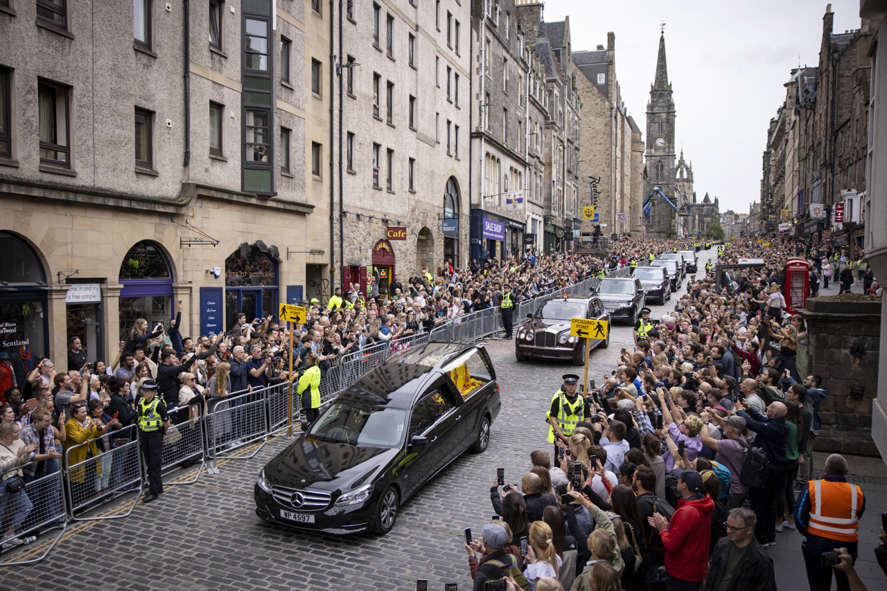 El cortejo fúnebre de Isabel II llega a Edimburgo, para iniciar su largo y último adiós