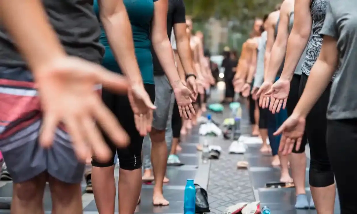 Cientos de profesores de yoga denuncian a lululemon por sus fábricas de carbón