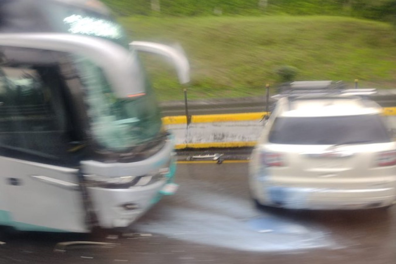Accidente entre autobús y vehículo provoca el cierre parcial de la México-Cuernavaca