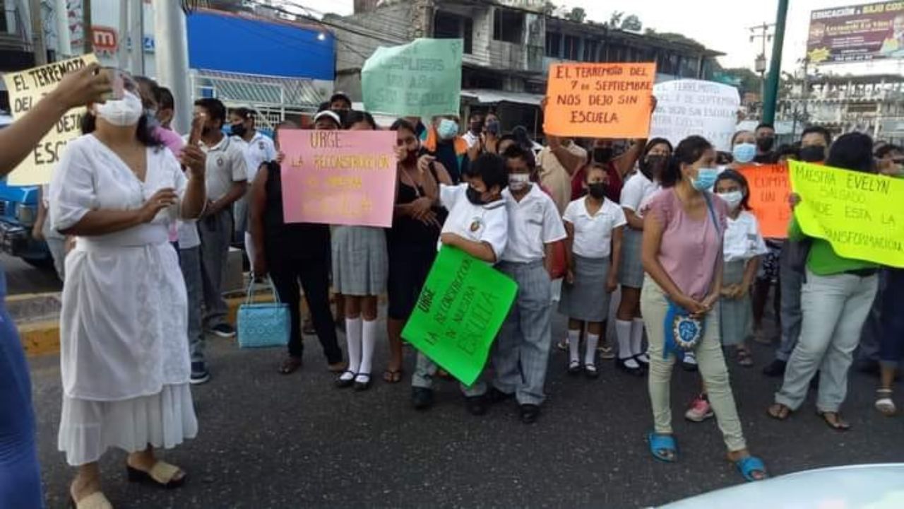 Padres de familia bloquean la México-Acapulco para exigir reconstrucción de escuela